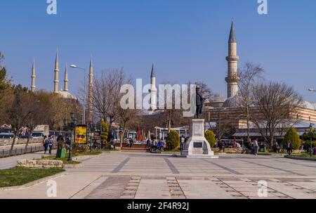 Edirne, Türkei - 26. Februar 2021 - Vertikale Ansicht der Menschen auf einem Platz mit Atatürk-Statue, Selimiye-Moschee und der Alten Moschee (Eski Camii) in Edirne, Stockfoto