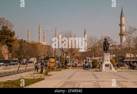 Edirne, Türkei - 26. Februar 2021 - Vertikale Ansicht der Menschen auf einem Platz mit Atatürk-Statue, Selimiye-Moschee und der Alten Moschee (Eski Camii) in Edirne, Stockfoto