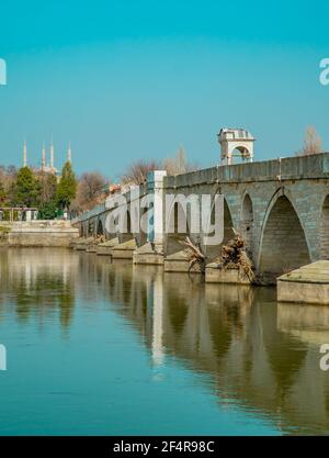 Edirne, Türkei - 26. Februar 2021 - Vertikale Ansicht der Meric Bridge und der Stadt Edirne mit der osmanischen Selimiye Moschee im Hintergrund Stockfoto