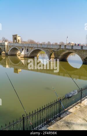 Edirne, Türkei - 26. Februar 2021 - Vertikale Ansicht der Meric Bridge und der Stadt Edirne mit der osmanischen Selimiye Moschee im Hintergrund Stockfoto