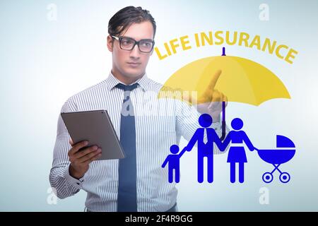 Lebensversicherungs-Konzept mit dem Geschäftsmann Taste drücken Stockfoto