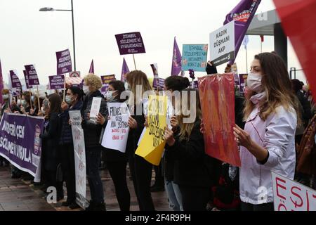 Izmir, Türkei - 03-20-2021: Gegen die Entscheidung der Regierung, sich aus der "Istanbul-Konvention" zurückzuziehen, wurde protestiert. Die Demonstranten versammelten sich unter dem Holzschlog Stockfoto