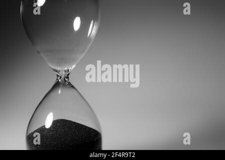 Schwarzweiß-Foto der Sanduhr Nahaufnahme Stockfoto