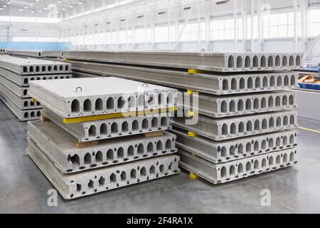 Stapel von vorgefertigten Stahlbeton Platten in einem Hausbau Werkshalle Stockfoto