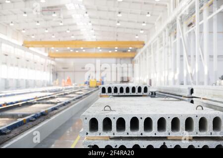 Stapel von vorgefertigten Stahlbeton Platten in einem Hausbau Werkshalle Stockfoto