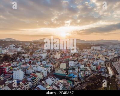 Luftaufnahme der Stadt Dalat. Die Stadt liegt auf dem Langbischen Plateau in den südlichen Teilen der Region Zentralhochland in Vietnam Stockfoto