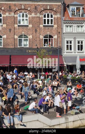 Geographie / Reisen, Dänemark, Midtjylland, Aarhus, Gastronomie und Menschen auf dem Aboulevard am Fluss, Additional-Rights-Clearance-Info-not-available Stockfoto