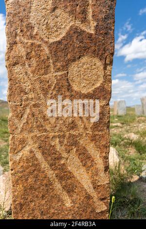 Moron, Mongolei - 13. August 2019: Pfeil und Bogen auf Deerstein, stehender Stein, in der Steppe der Mongolei bei Mörön, Mongolei. Stockfoto