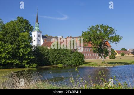 Geographie / Reisen, Dänemark, Syddanmark, Insel Fünen, Kirche und Herrensitz von Brahetrolleborg auf dem, Additional-Rights-Clearance-Info-not-available Stockfoto