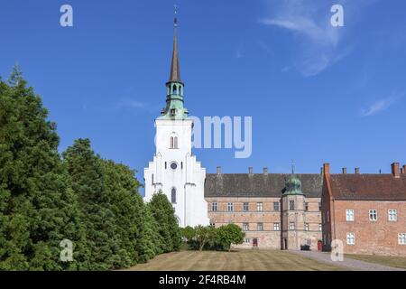 Geographie / Reisen, Dänemark, Syddanmark, Insel Fünen, Kirche und Herrensitz von Brahetrolleborg auf dem, Additional-Rights-Clearance-Info-not-available Stockfoto