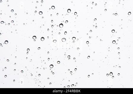 Wassertropfen Hintergrund. Makroansicht von eisigen Regentropfen auf dem Fenster, die abstrakte geometrische grafische Formen erzeugen. Nahaufnahme Stockfoto