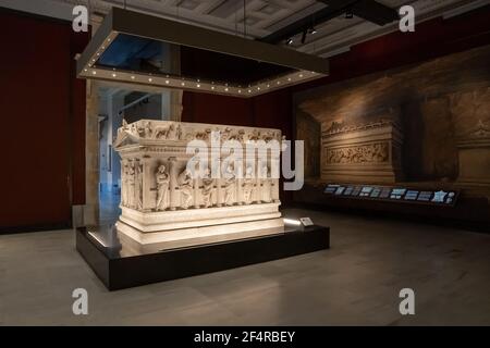 Istanbul, Türkei - 23. Februar 2021 - ein Blick auf den Alexandersarkophag im Archäologischen Museum von Istanbul Stockfoto