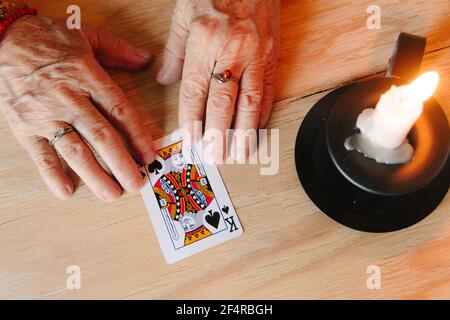 Ratekarten lesen, Oma Magie, Wahrsagen, Frauen Hände, Schicksal Vorhersage Stockfoto