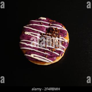 Berlin, Deutschland. März 2021, 06th. Handgemachter Donut in der Pfannkuchen-Manufaktur Sugarclan in Berlin Friedrichshain. Quelle: XAMAX/dpa/Alamy Live News Stockfoto