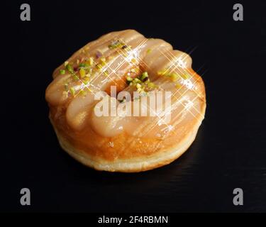 Berlin, Deutschland. März 2021, 06th. Handgemachter Donut in der Pfannkuchen-Manufaktur Sugarclan in Berlin Friedrichshain. Quelle: XAMAX/dpa/Alamy Live News Stockfoto