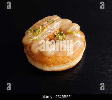 Berlin, Deutschland. März 2021, 06th. Handgemachter Donut in der Pfannkuchen-Manufaktur Sugarclan in Berlin Friedrichshain. Quelle: XAMAX/dpa/Alamy Live News Stockfoto