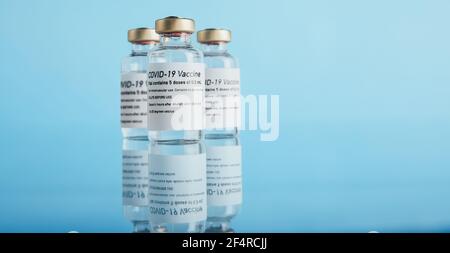 Corona-Impfstofffläschchen auf blauem Hintergrund. Flaschen, die Medikamente enthalten, um Immunität von Covid-19 über reflektierende Oberfläche zu erhalten. Stockfoto