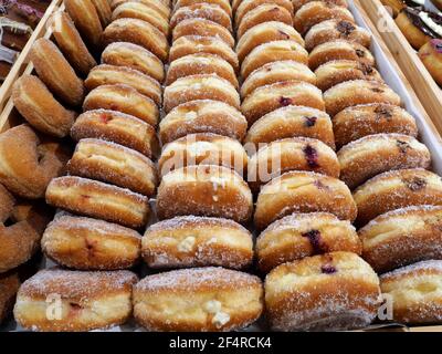 Berlin, Deutschland. März 2021, 06th. Handgefertigte Bombolonis in der Pfannkuchen-Manufaktur Sugarclan in Berlin Friedrichshain. Quelle: XAMAX/dpa/Alamy Live News Stockfoto