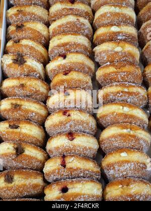 Berlin, Deutschland. März 2021, 06th. Handgefertigte Bombolonis in der Pfannkuchen-Manufaktur Sugarclan in Berlin Friedrichshain. Quelle: XAMAX/dpa/Alamy Live News Stockfoto