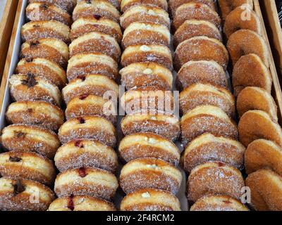 Berlin, Deutschland. März 2021, 06th. Handgefertigte Bombolonis in der Pfannkuchen-Manufaktur Sugarclan in Berlin Friedrichshain. Quelle: XAMAX/dpa/Alamy Live News Stockfoto