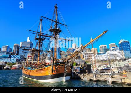 Eine Nachbildung von Captain Cooks berühmtem Schiff, der Bark HMS Endeavour aus dem 18th. Jahrhundert, in Darling Harbour, Sydney, Australien Stockfoto