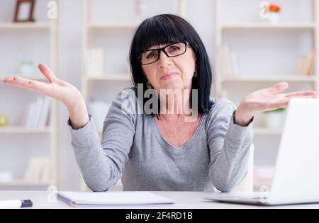 Die ältere Frau am Computer zu kämpfen Stockfoto
