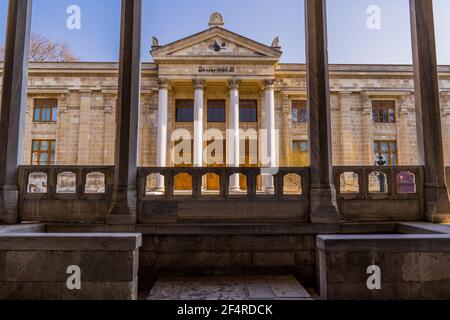 Istanbul, Türkei - 23. Februar 2021 - Blick auf die Straße des berühmten Archäologischen Museums von Istanbul in Sultanahmet Stockfoto