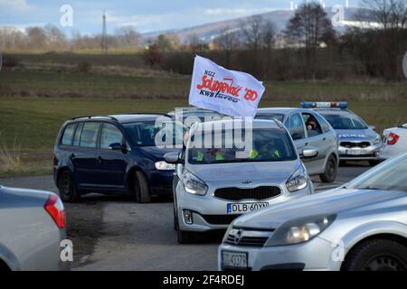 Hradek Nad Nisou, Tschechische Republik. März 2021, 22nd. Verkehrskomplikationen wurden durch einen Protest polnischer Fahrer am 22. März 2021 an der tschechisch-polnischen Grenze in Hradek nad Nisou, Region Liberec, Tschechien verursacht. Polen protestieren zur Unterstützung der Turow Mine. Die Demonstranten nehmen die Straße 332 zwischen den Kreisverkehren Kopaczow und Sieniawka. Ziel ist es, die Einfahrt von Autos an die tschechische Grenze auf der Straße zu verhindern, die eine Güterverbindung von der Tschechischen Republik nach Deutschland über einen rund vier Kilometer langen Abschnitt auf polnischem Gebiet darstellt. Kredit: Radek Petrasek/CTK Foto/Alamy Live Nachrichten Stockfoto