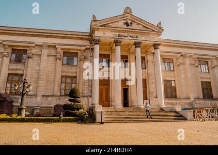 Istanbul, Türkei - 23. Februar 2021 - Blick auf die Straße des berühmten Archäologischen Museums von Istanbul in Sultanahmet Stockfoto