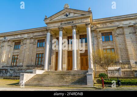 Istanbul, Türkei - 23. Februar 2021 - Blick auf die Straße des berühmten Archäologischen Museums von Istanbul in Sultanahmet Stockfoto