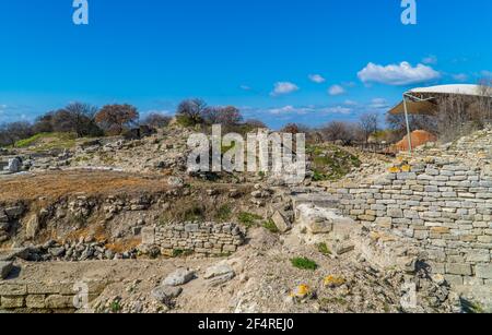 Mauern, Ruinen und Überreste der antiken griechischen Stadt Troja im archäologischen Park von Troja in der Nähe von Canakkale, Westtürkei Stockfoto