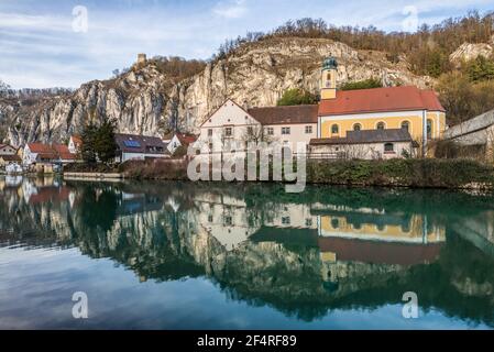 Blick auf Essing Markt im Altmühltal mit der Brücke über den Fluss und dem Schloss auf dem Felsen, Deutschland Stockfoto