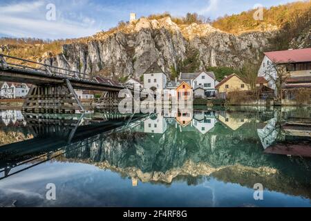 Blick auf Essing Markt im Altmühltal mit der Brücke über den Fluss und dem Schloss auf dem Felsen, Deutschland Stockfoto