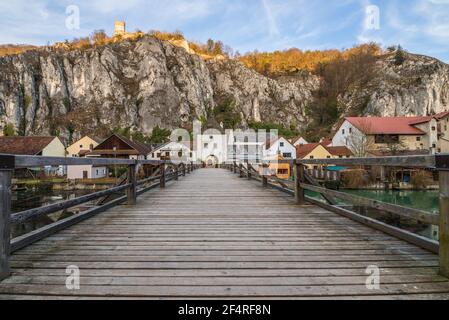 Blick auf Essing Markt im Altmühltal mit der Brücke über den Fluss und dem Schloss auf dem Felsen, Deutschland Stockfoto