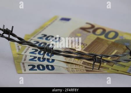 200 Euro Banknoten mit Stacheldraht fanned und isoliert auf Weiß Stockfoto