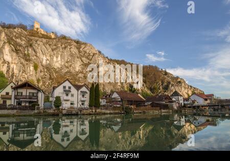 Blick auf Essing Markt im Altmühltal mit der Brücke über den Fluss und dem Schloss auf dem Felsen, Deutschland Stockfoto