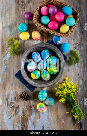 Bunte ostereier auf einem blauen Holztisch. Ostern handbemalte Eier. Draufsicht. Stockfoto