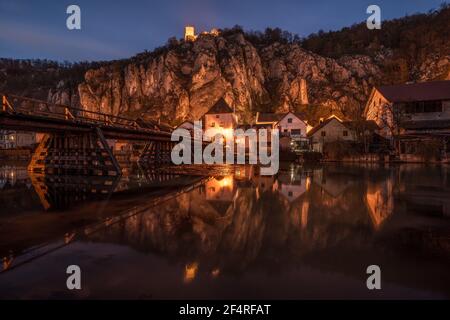 Blick auf Essing Markt im Altmühltal mit der Brücke über den Fluss und dem Schloss auf dem Felsen, Deutschland Stockfoto