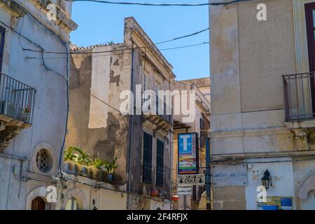 Straßenfotografie der traditionellen Architektur in Syrakus, Sizilien, Italien Stockfoto