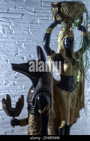 Stillleben von Statuen der Mythologie Schakal anubis inpu anup Und Kleopatras Statue eines nubischen Dieners Stockfoto