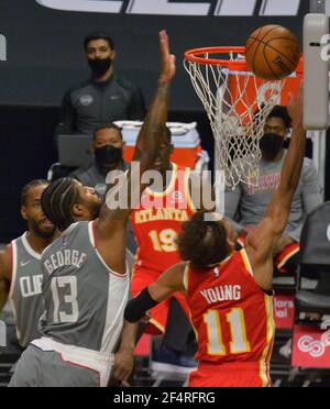 Los Angeles, Usa. März 2021, 22nd. Trae Young von Atlanta Hawks' Punktwächter punktet am Montag, den 22. März 2021 im Staples Center in Los Angeles mit Paul George von Los Angeles Clippers' Wächter. Die Clippers besiegten die Hawks 119-110 mit dem Comeback-Sieg. Foto von Jim Ruymen/UPI Kredit: UPI/Alamy Live Nachrichten Stockfoto