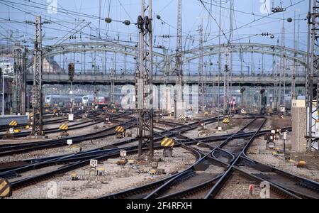 München, Deutschland. März 2021, 23rd. Die Hackerbrücke und die Gleise am Hauptbahnhof. Die seit Monaten andauernde Sperrung in Deutschland wird angesichts steigender Corona-Infektionszahlen bis zum 18. April verlängert. Dies wird auch Urlaubsreisen während der kommenden Osterferien fast unmöglich machen. Quelle: Sven Hoppe/dpa/Alamy Live News Stockfoto