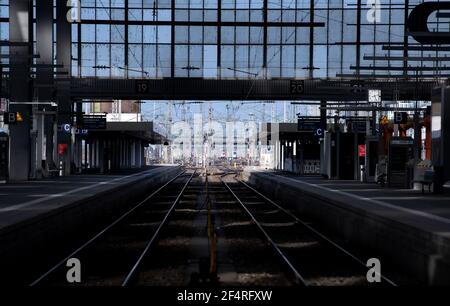 München, Deutschland. März 2021, 23rd. Ein Bahnsteig am Hauptbahnhof ist leer. Die seit Monaten andauernde Sperrung in Deutschland wird angesichts der steigenden Zahl von Corona-Infektionen bis zum 18. April verlängert. Dies wird auch Urlaubsreisen während der kommenden Osterferien fast unmöglich machen. Quelle: Sven Hoppe/dpa/Alamy Live News Stockfoto