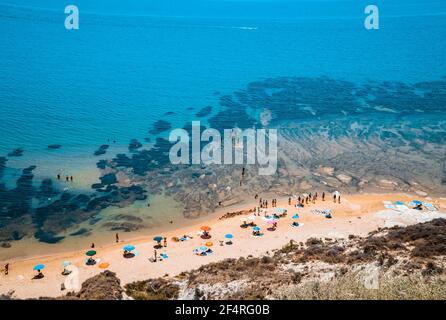 Panoramablick auf die Kalksteinfelsen der Scala dei Turchi in Realmonte, Sizilien, Italien Stockfoto