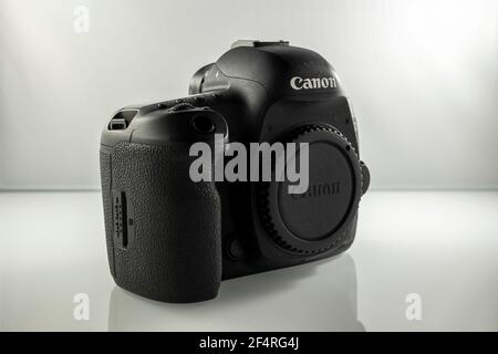 Frankfurt am Main - 21st. März 2021: Ein deutscher Fotograf fotografiert die Canon EOS 5D Mark IV Kamera von allen Seiten mit Knöpfen. Stockfoto