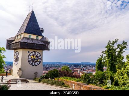 Blick auf den Wahrzeichen-Hügel 'Uhrturm' in Graz, Österreich, einem mittelalterlichen Uhrenturm aus dem 13. Jahrhundert Stockfoto