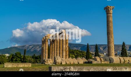 Der Tempel des olympischen Zeus im Zentrum von Athen, Griechenland, in schönem Sonnenlicht Stockfoto