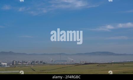 Ulaanbaatar, Mongolei - 21. August 2019: Panorama mit Smog und Verschmutzung über Ulaanbaatar. Stockfoto