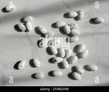 Ostereier auf einem schönen Hintergrund, Marmortisch Stockfoto