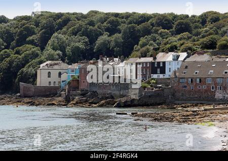 Kingsand vom Pfad aus gesehen, wenn man sich vom Mount Edgcumbe Park nähert. Auf der Rame-Halbinsel und oft als Cornwalls vergessene Ecke angesehen. Stockfoto